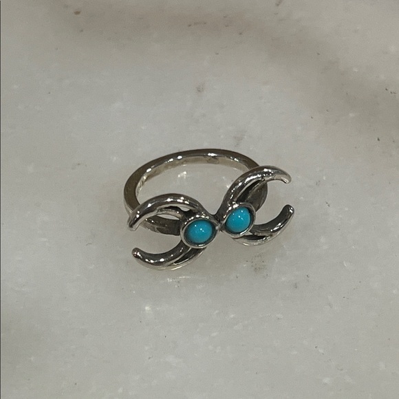 Chic Silver Ring with Turquoise Accents - Picture 6 of 6